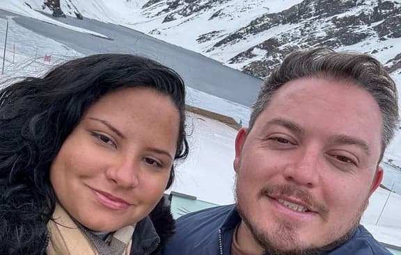 Selfie de Pollyana e Wayter nas montanhas nevadas